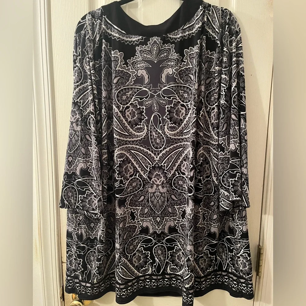 3X Apt. 9 Black and Gray Paisley Patterned Top - Picture 2 of 7
